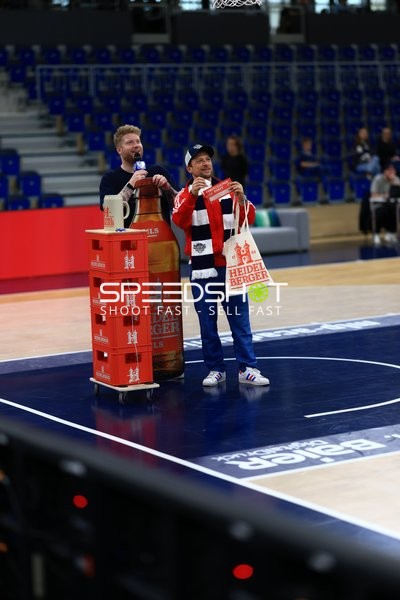 Moderatoren am Spielfeldrand