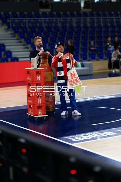 Szene mit zwei Personen am Spielfeldrand