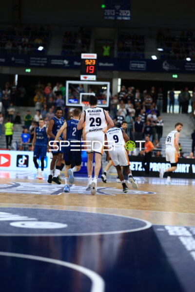 Zweikampf zwischen Owen Klassen (29; Rostock Seawolves) und Niklas Würzner (2; MLP Academics Heidelberg)