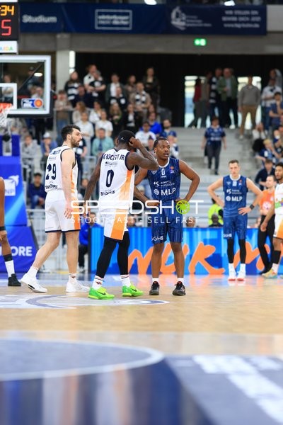 Spieler von TJ Crockett Jr. (0; Rostock Seawolves) und DJ Horne (0; MLP Academics Heidelberg) auf dem Spielfeld