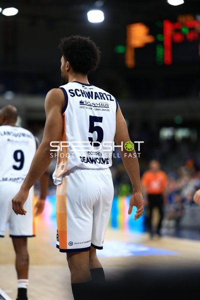 D'Shawn Schwartz (5; Rostock Seawolves) auf dem Spielfeld