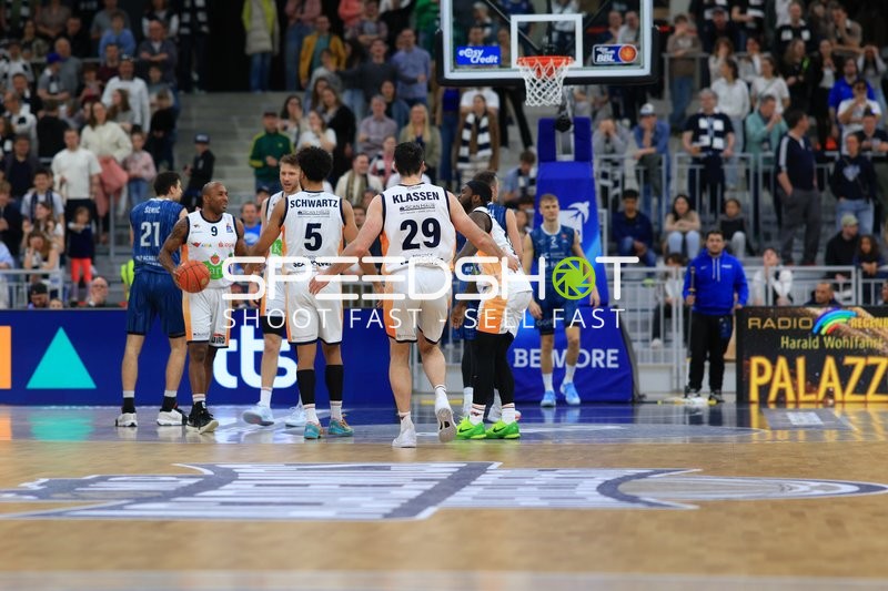 Ballbesitz von DeAndre Lansdowne (9; Rostock Seawolves) mit Verteidigung