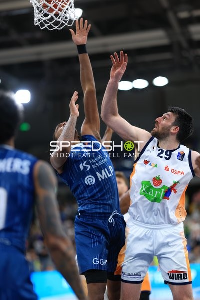 Korbleger von Owen Klassen (29; Rostock Seawolves) gegen Paul Zipser (9; MLP Academics Heidelberg)