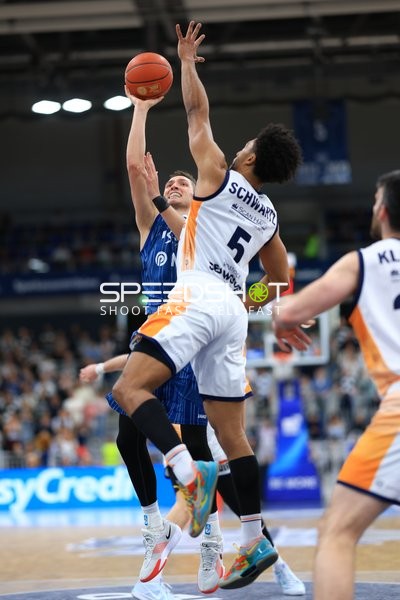 Zweikampf zwischen D'Shawn Schwartz (5; Rostock Seawolves) und Samuell Williamson (10; MLP Academics Heidelberg)