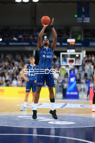 Wurf von Erol Ersek (11; MLP Academics Heidelberg) im SNP-Dome