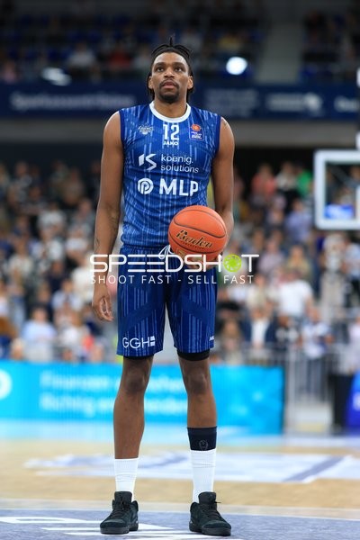 Osun Osunniyi (12; MLP Academics Heidelberg) mit Ball in Aktion