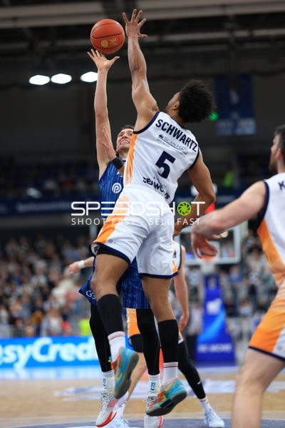 Zweikampf um den Ball D'Shawn Schwartz (5; Rostock Seawolves) gegen Paul Zipser (9; MLP Academics Heidelberg)