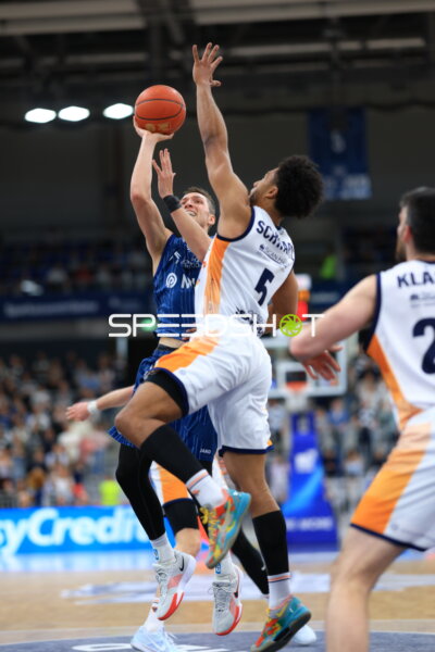 Zweikampf um den Ball D'Shawn Schwartz (5; Rostock Seawolves) gegen Samuell Williamson (10; MLP Academics Heidelberg)