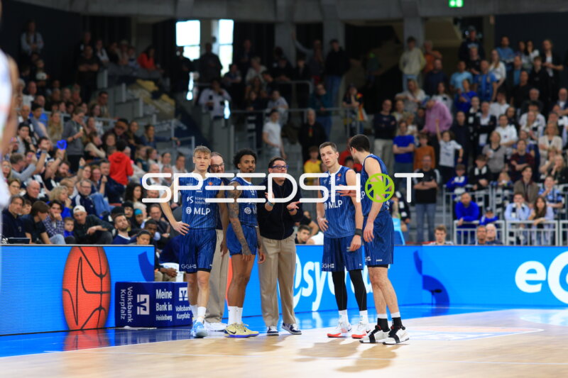 Beratung von Carlo Finetti (999; MLP Academics Heidelberg) mit Spielern