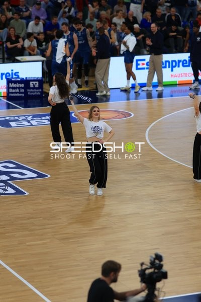 Cheerleaderinnen auf dem Spielfeld