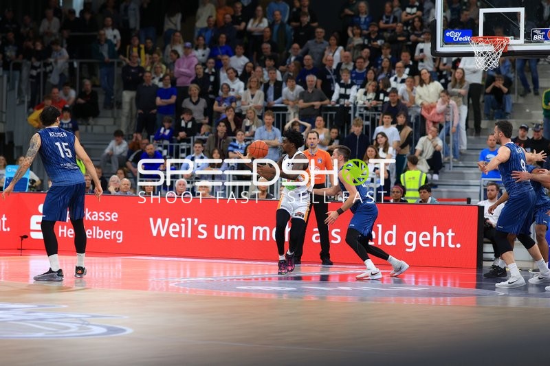 Zweikampf zwischen Ryan Mikesell (33; MLP Academics Heidelberg) und Łukasz Kolenda (10; Rostock Seawolves)