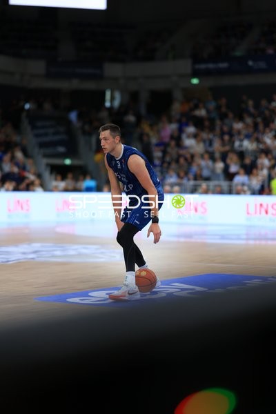 Spieler 13; MLP Academics Heidelberg mit Ball am Boden