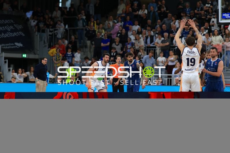 Zweikampf unter dem Korb mit Paul Zipser (9; MLP Academics Heidelberg) und Marcel Keßen (15; MLP Academics Heidelberg)