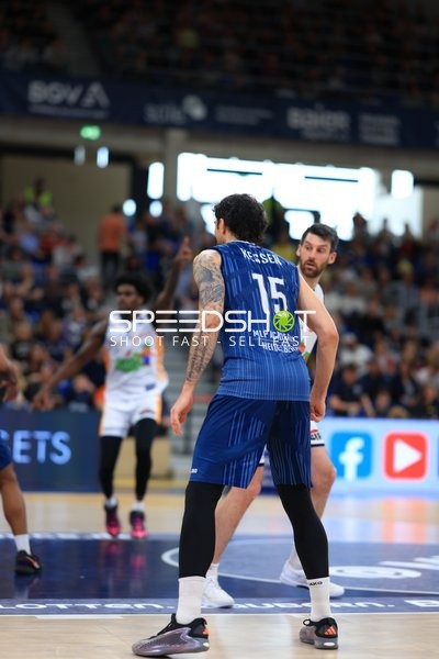 Zweikampf zwischen Marcel Keßen (15; MLP Academics Heidelberg) und Dominic Lockhart (3; Rostock Seawolves)