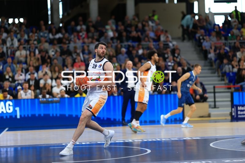 Spielszene mit Owen Klassen (29; Rostock Seawolves) und Robin Amaize (15; Rostock Seawolves)