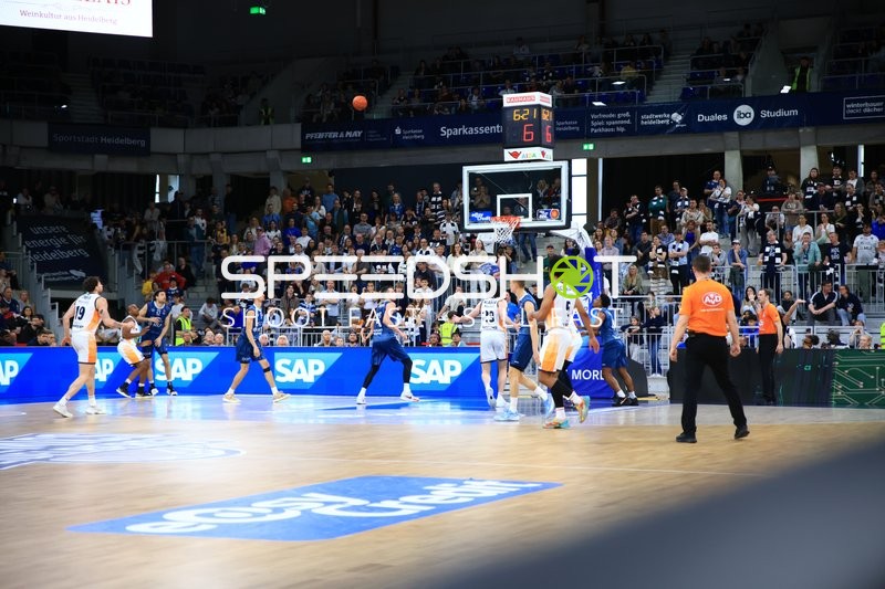 Zweikampf unter dem Korb mit Ryan Mikesell (33; MLP Academics Heidelberg) und Owen Klassen (29; Rostock Seawolves)