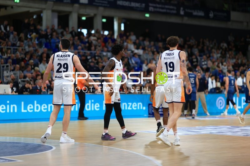 Spieler Owen Klassen (29; Rostock Seawolves), Kassim Nicholson (8; Rostock Seawolves) und Sid-Marlon Theis (19; Rostock Seawolves) in Aktion