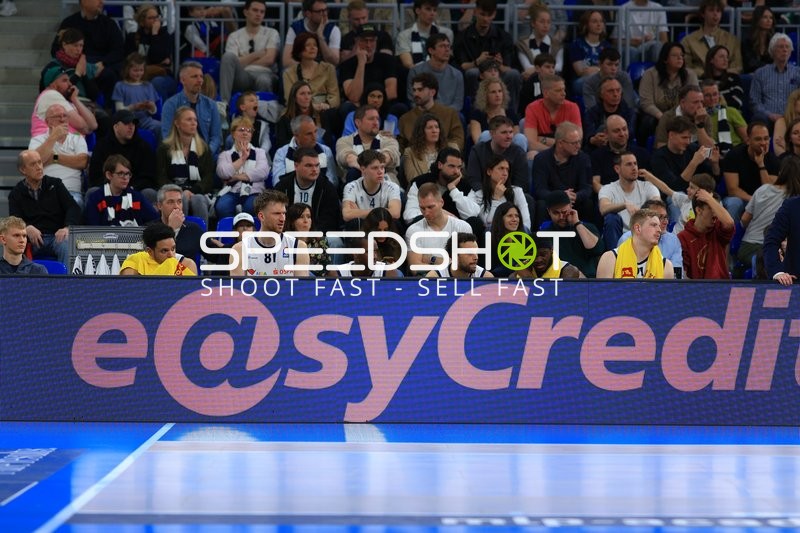 Bankspieler Elias Baggette (4; Rostock Seawolves) und Mika Freitag (7; Rostock Seawolves) am Spielfeldrand