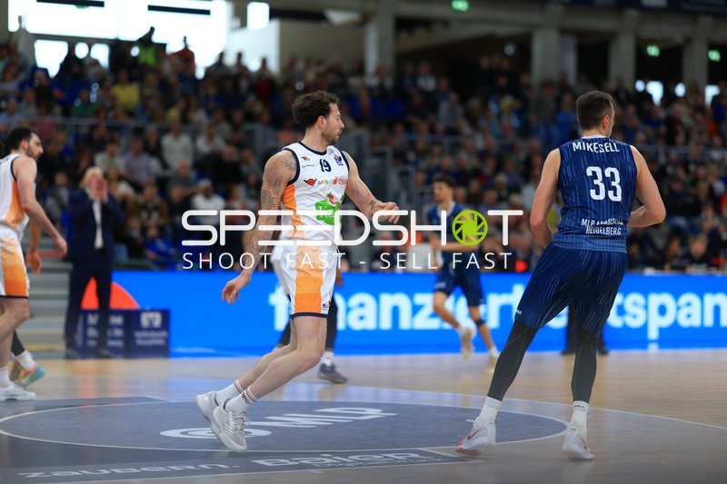 Spieler Sid-Marlon Theis (19; Rostock Seawolves) und Ryan Mikesell (33; MLP Academics Heidelberg) im Zweikampf