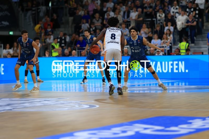 Dribbling von Kassim Nicholson (8; Rostock Seawolves) gegen Verteidigung