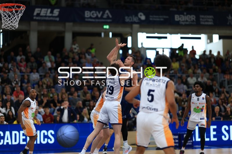 Dreipunktwurf von Ryan Mikesell (33; MLP Academics Heidelberg) gegen Sid-Marlon Theis (19; Rostock Seawolves) und Kassim Nicholson (8; Rostock Seawolves)