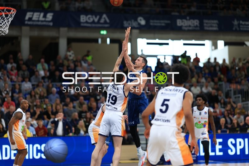 Wurf von Ryan Mikesell (33; MLP Academics Heidelberg) gegen Sid-Marlon Theis (19; Rostock Seawolves) und Kassim Nicholson (8; Rostock Seawolves)