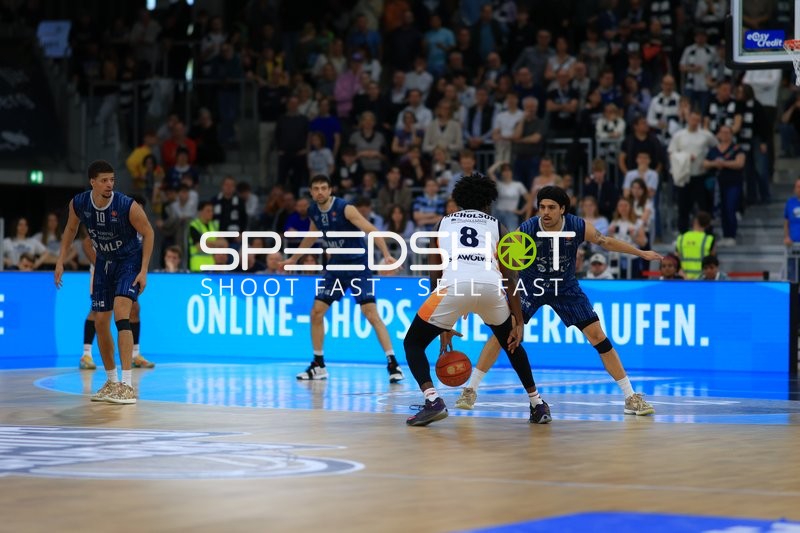 Zweikampf um den Ball mit Mateo Seric (21; MLP Academics Heidelberg) und Erol Ersek (11; MLP Academics Heidelberg)