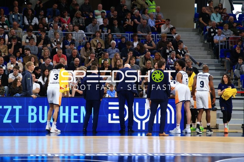 Timeout mit Dominic Lockhart (3; Rostock Seawolves), D'Shawn Schwartz (5; Rostock Seawolves) und DeAndre Lansdowne (9; Rostock Seawolves)