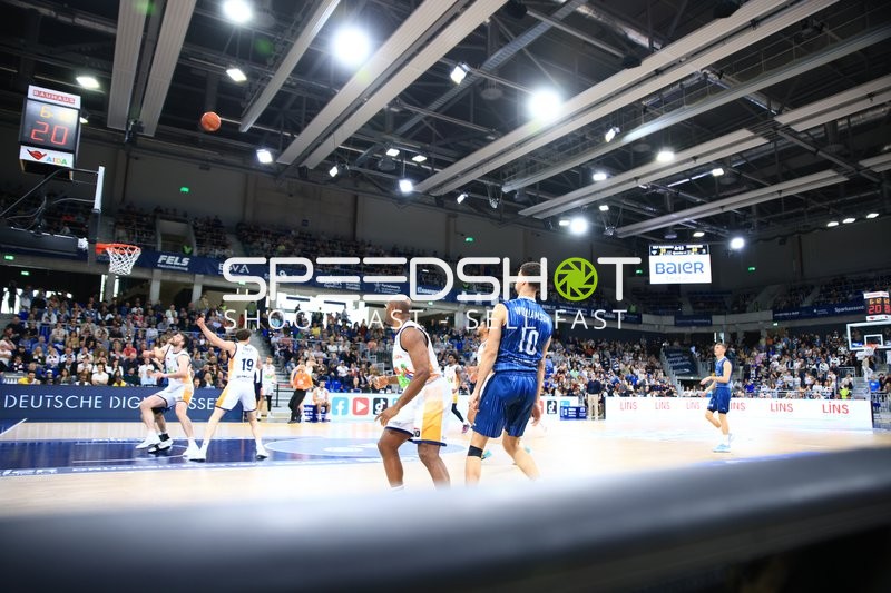 Spielszene mit Łukasz Kolenda (10; Rostock Seawolves) und Samuell Williamson (10; MLP Academics Heidelberg)