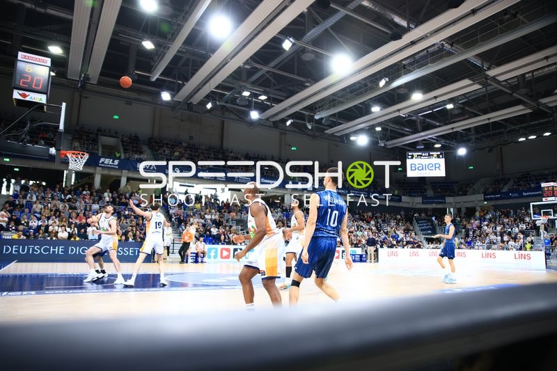 Spieler von Samuell Williamson (10; MLP Academics Heidelberg) und Sid-Marlon Theis (19; Rostock Seawolves) in Aktion