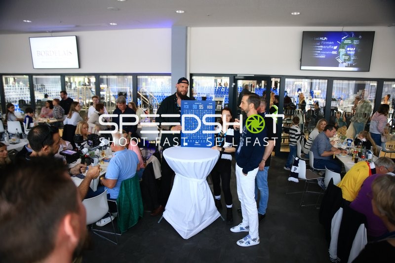 Matthias Lautenschläger Matthias Lautenschläger (993; MLP Academics Heidelberg) am Stehtisch