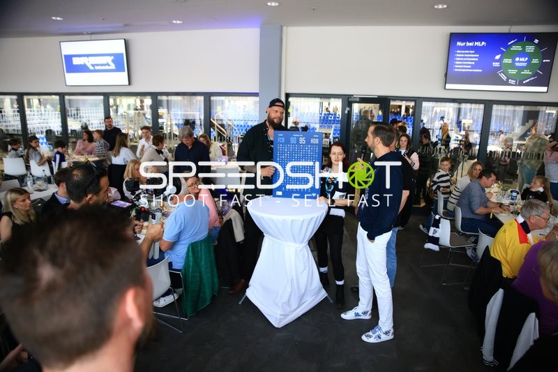 Szene im SNP-Dome mit Personen