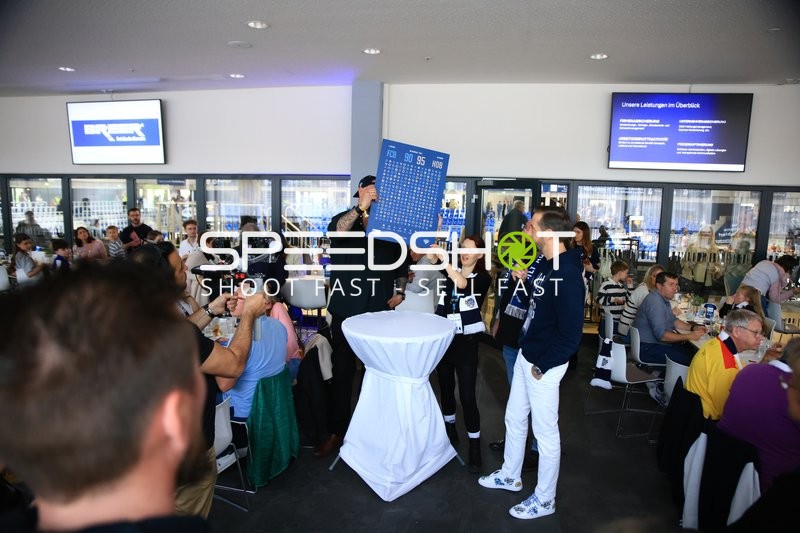 Gesprächsrunde im Innenraum