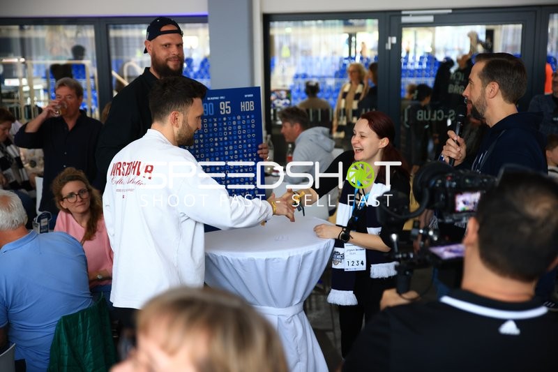 Szene mit Personen beim Interview