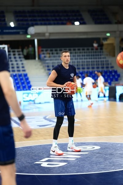 Ryan Mikesell (33; MLP Academics Heidelberg) mit Ball in der Spielfeldmitte