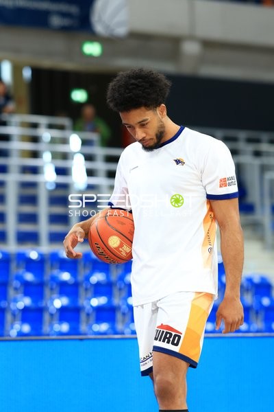 D'Shawn Schwartz (5; Rostock Seawolves) mit Ball