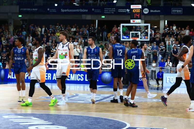 Spieler Paul Zipser (9; MLP Academics Heidelberg) und TJ Crockett Jr. (0; Rostock Seawolves) in Aktion