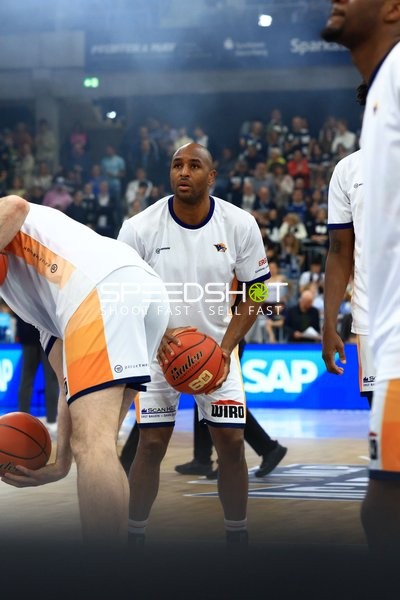 Drei Spieler von Rostock Seawolves mit Ball