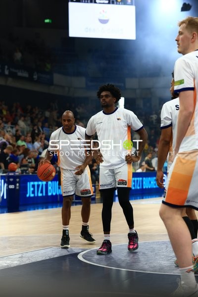 Spieler Bent Leuchten (51; Rostock Seawolves), Kassim Nicholson (8; Rostock Seawolves) und DeAndre Lansdowne (9; Rostock Seawolves) in Position