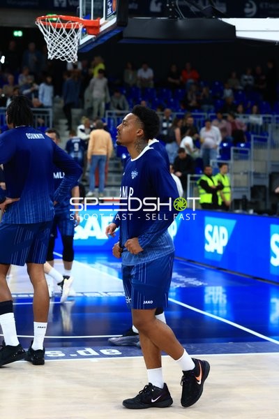 Aufwärmen mit Osun Osunniyi (12; MLP Academics Heidelberg), Samuell Williamson (10; MLP Academics Heidelberg) und Eric Reed Jr. (43; MLP Academics Heidelberg)