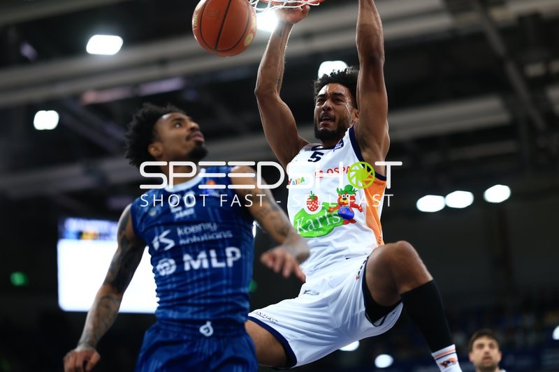 D'Shawn Schwartz mit Korbleger