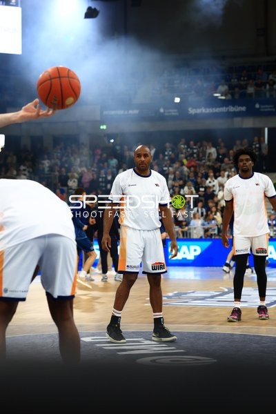 Szene mit DeAndre Lansdowne (9; Rostock Seawolves) und Kassim Nicholson (8; Rostock Seawolves)