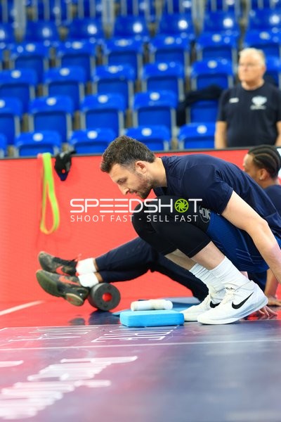 Paul Zipser (9; MLP Academics Heidelberg) dehnt sich am Spielfeldrand