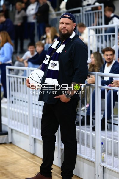 Person mit Basketball in der Arena