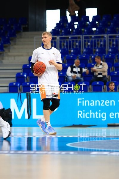 Łukasz Kolenda (10; Rostock Seawolves) mit Ball in der Hand