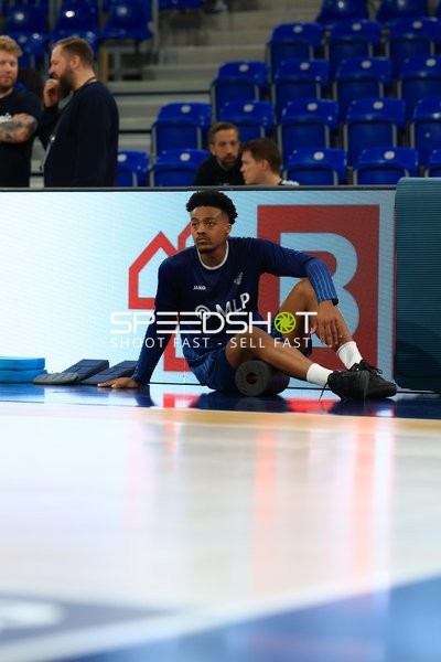 Entspannte Szene mit Till Riedel (818; MLP Academics Heidelberg) und Teamkollegen