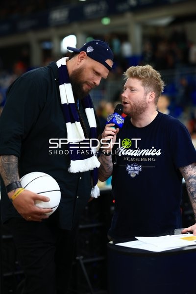 Szene mit Kevin Gerwin (490; DYN TV) beim Interview