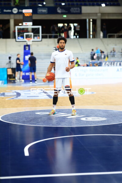 Einzelspieler mit Ball D'Shawn Schwartz (5; Rostock Seawolves)