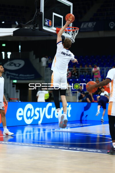 Dunk von Andy Van Vliet (81; Rostock Seawolves) mit Dominic Lockhart (3; Rostock Seawolves)