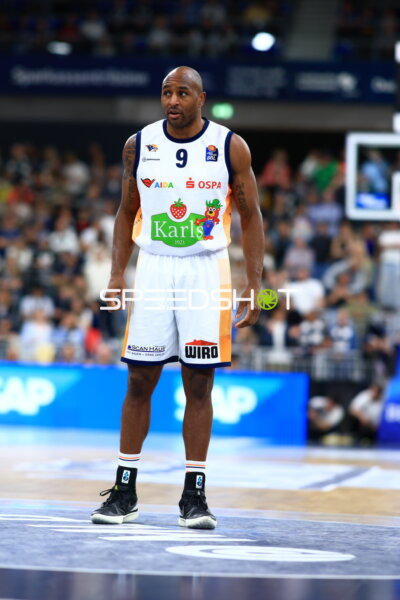 Szene mit DeAndre Lansdowne (9; Rostock Seawolves) auf dem Spielfeld